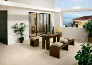 Hier hält die Natur Hof. Wohnlichkeit und stilvolles Ambiente für das Zimmer im Grünen. Wo kann man intensiver herrliche Tage und schöne Abende genießen, als auf der Terrasse, dem Balkon oder der Veranda?
Dort, wo die Natur üppig gestalterische Akzente setzt, da sollte auch das Ambiente natürlich sein. Das gilt gleichermaßen für den Wintergarten.